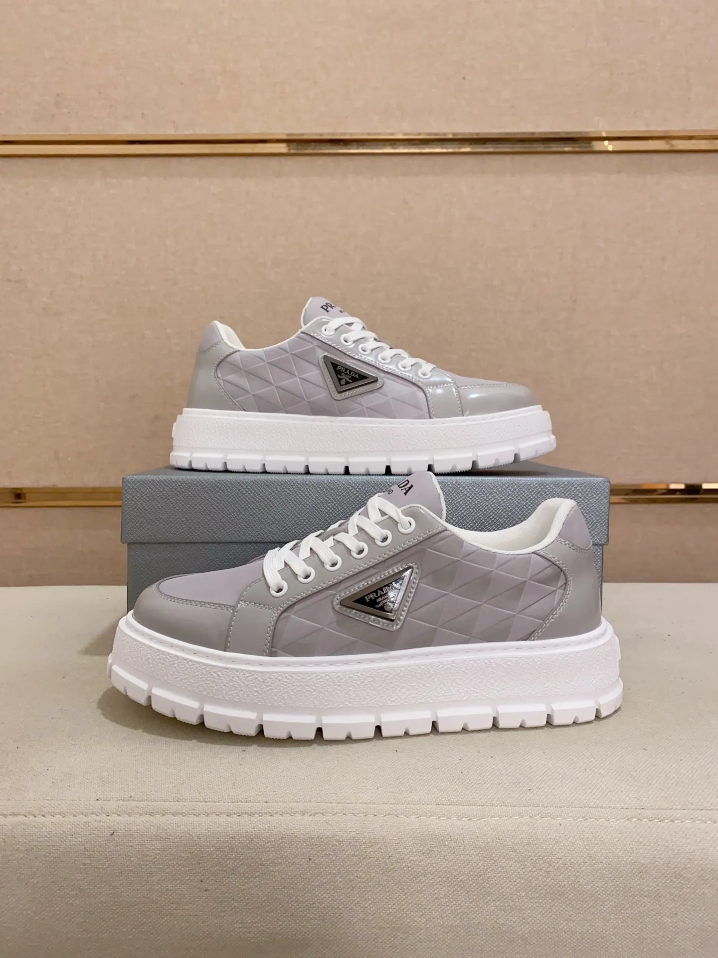 Men's shoes 💰 580💰 ✔️✔️✔️Higher version High-quality new PRADA (Prada) counters are launched simultaneously. The new men's shoes and 😘 fabrics are made of high-tech glue-spraying technology. Lining: Full cowhide lining. 👍🏿 High-end ☄️ Air-cushion molded anti-slip foam outsole, exquisite lines, simple and elegant, comfortable and high-end for leisure travel. Code number: 38 to 44 (45 can be customized and cannot be returned or exchanged)